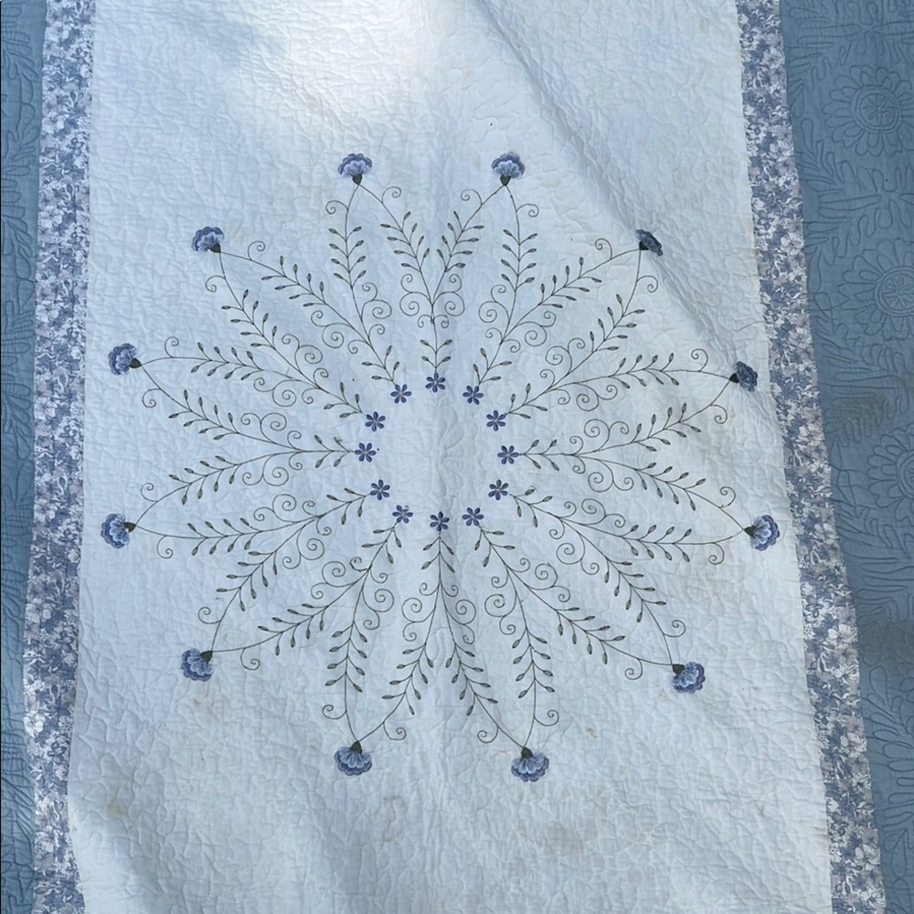 Elegant White and Blue Quilt - Picture 4 of 6